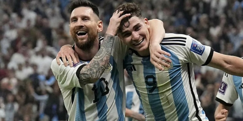 Lionel Messi cùng Argentina nâng cao danh hiệu FIFA World Cup 2022